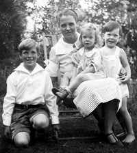 Early Family Picture of the Pauling Children with Ava